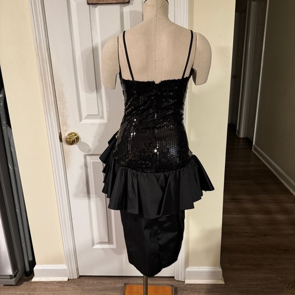 Vintage Alyce Designs Black & Gold Sequin Cocktail Dress | Size 6 (Fits Like 4) - Picture 4 of 11